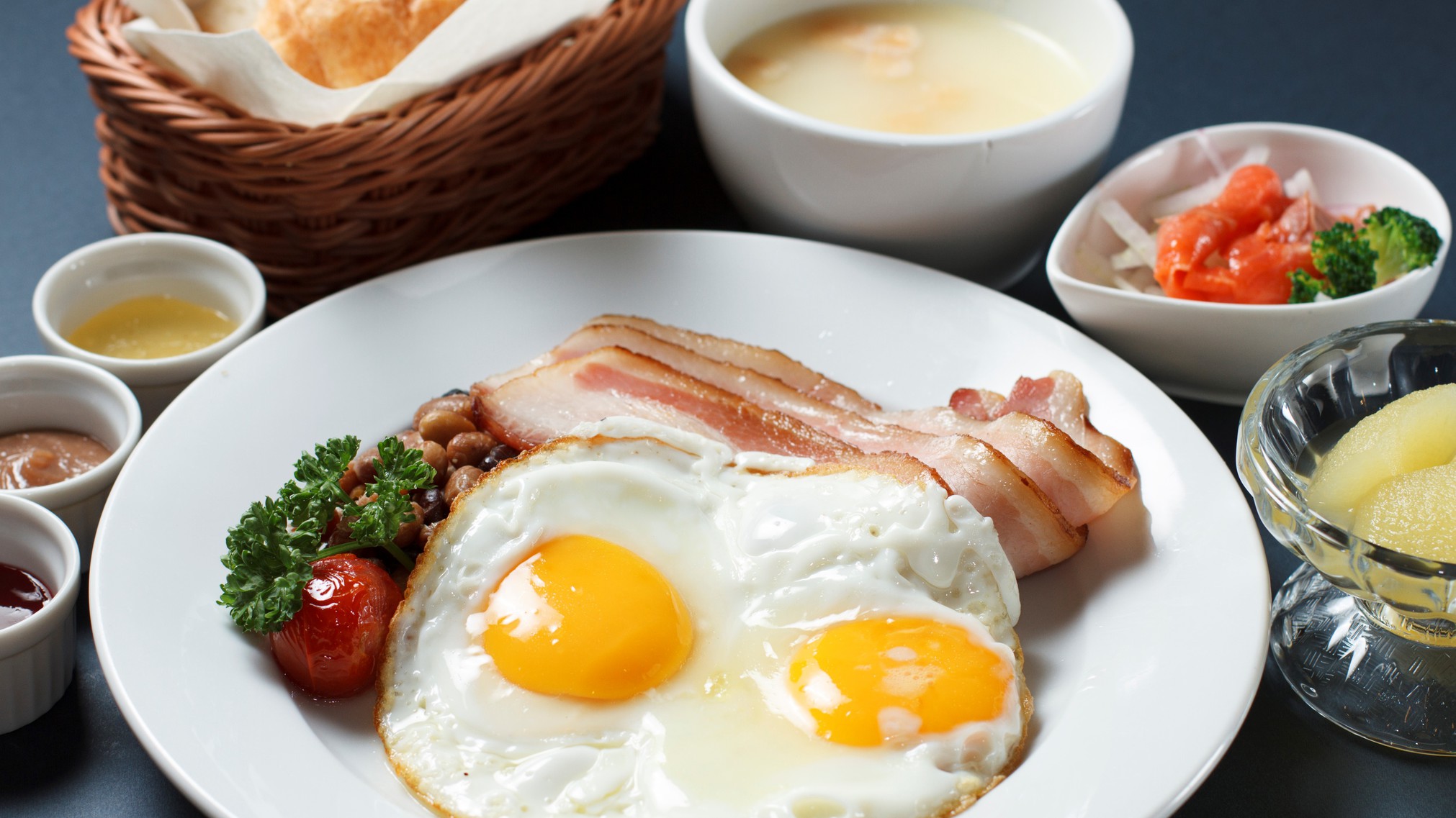 4種から選べる朝食「洋定食」／地場産の食材&自家製厚切りベーコンが人気。（イメージ）