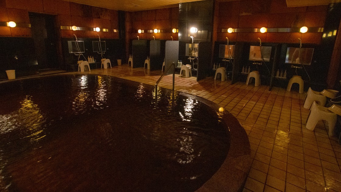 天然モール温泉大浴場／北海道遺産に選定されたモール温泉の泉質をお楽しみください。（一例）