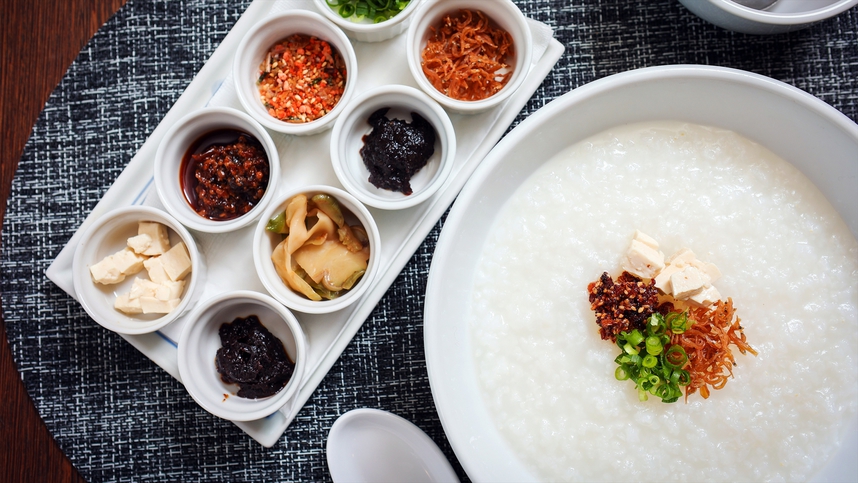 【選べる朝食‐中華粥】8種の薬味でお好みの味にアレンジ！薄味の鶏だしが特徴の「中華粥」