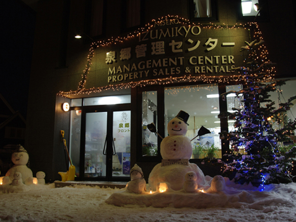 雪だるまやキャンドルなどがお出迎え