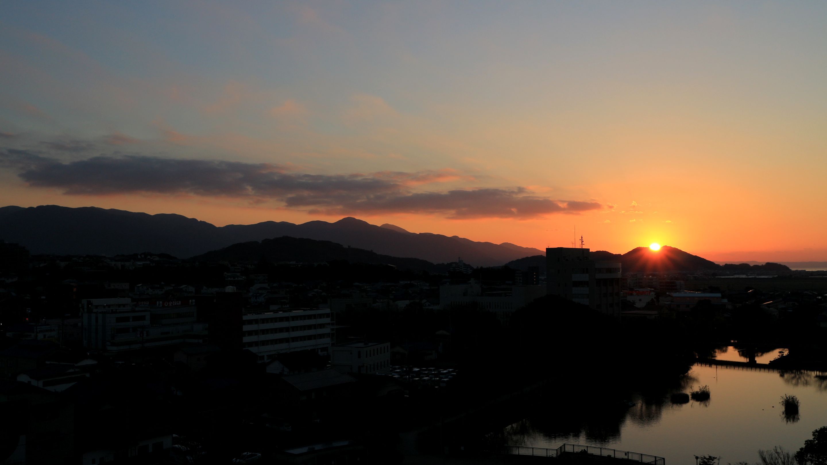 部屋から望む夕日