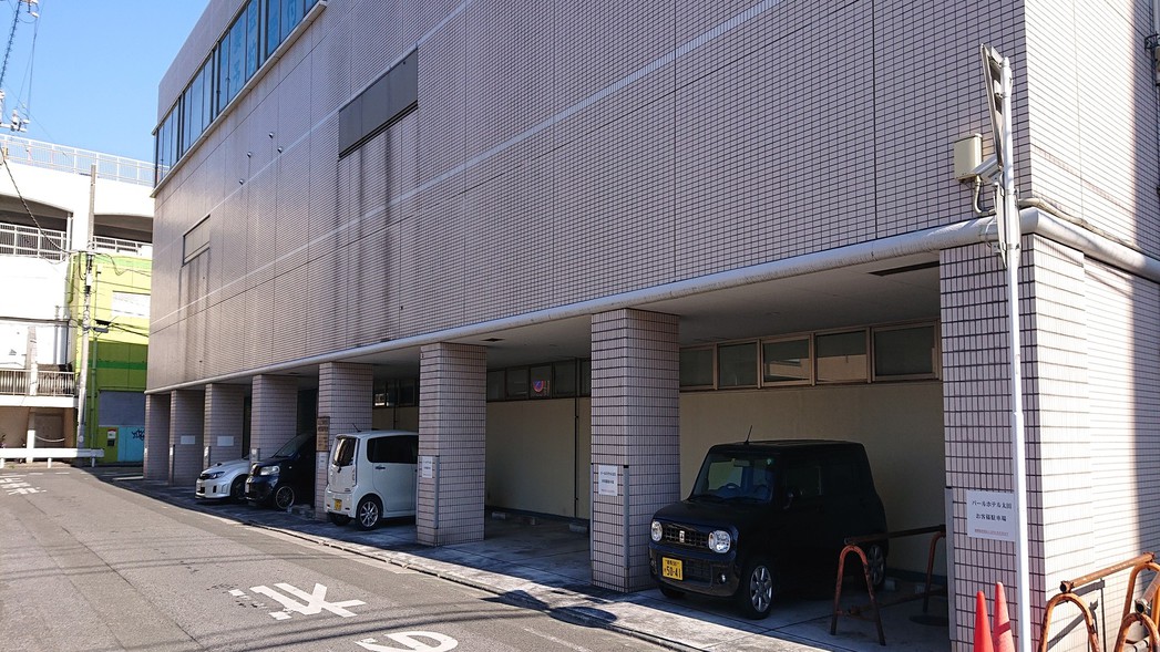 駐車場軒下