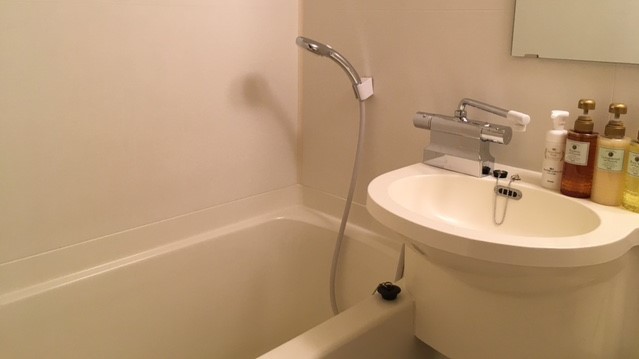 ユニットバスと洗面ブース(エコノミーシングルはユニットバス及びシャワーはございません。