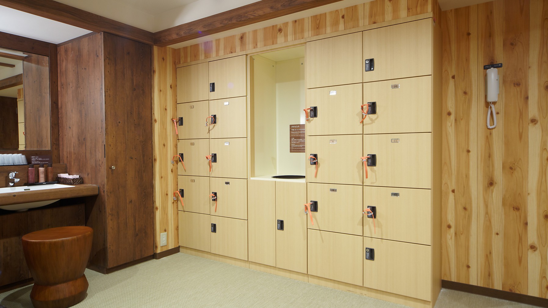 【女性】脱衣所(ロッカー12個設置）【営業時間】15：00〜翌10：00