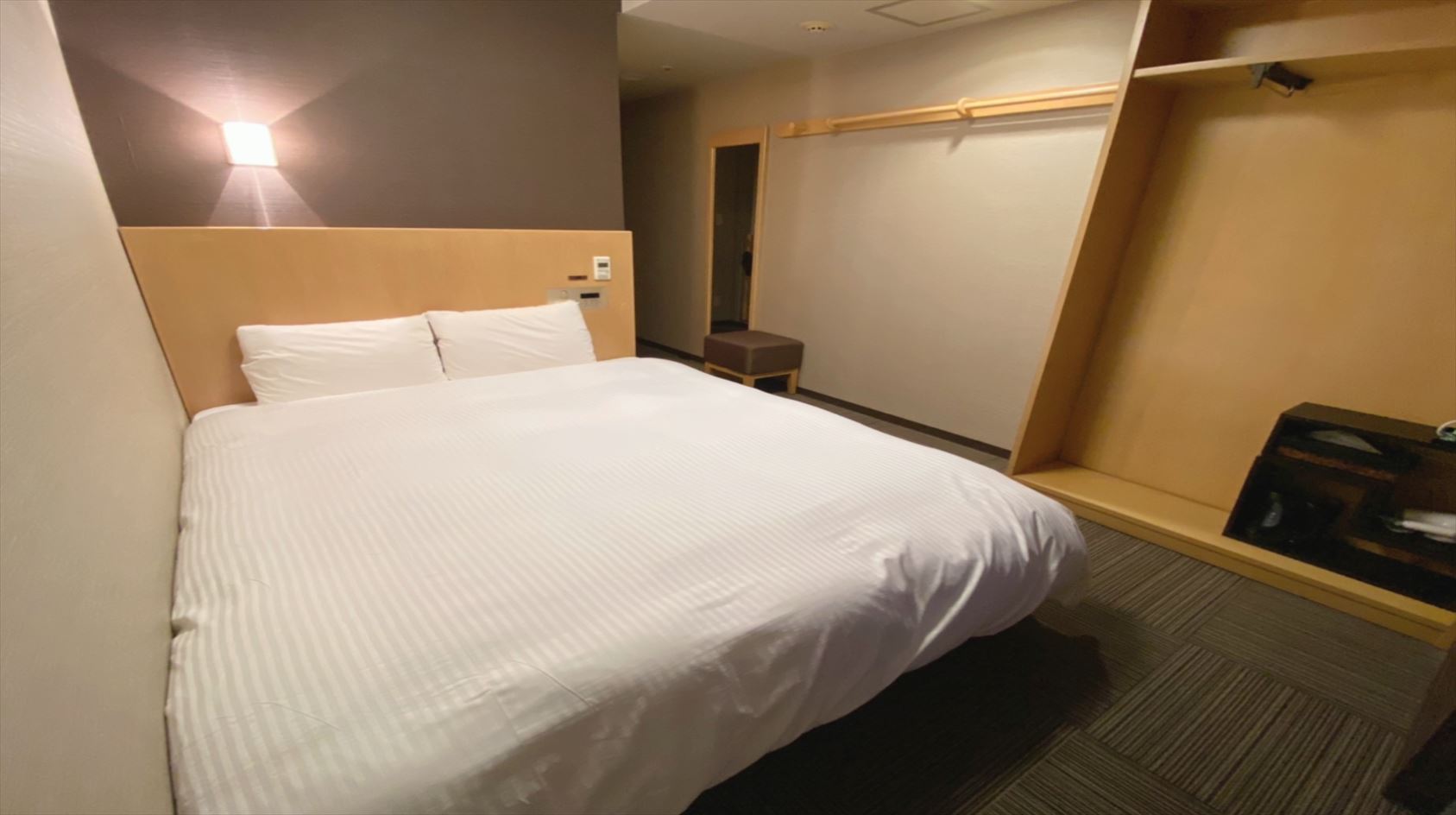 クィーン16.1㎡〜16.3㎡サータ社製ベッド（1600×;1950)禁煙/喫煙