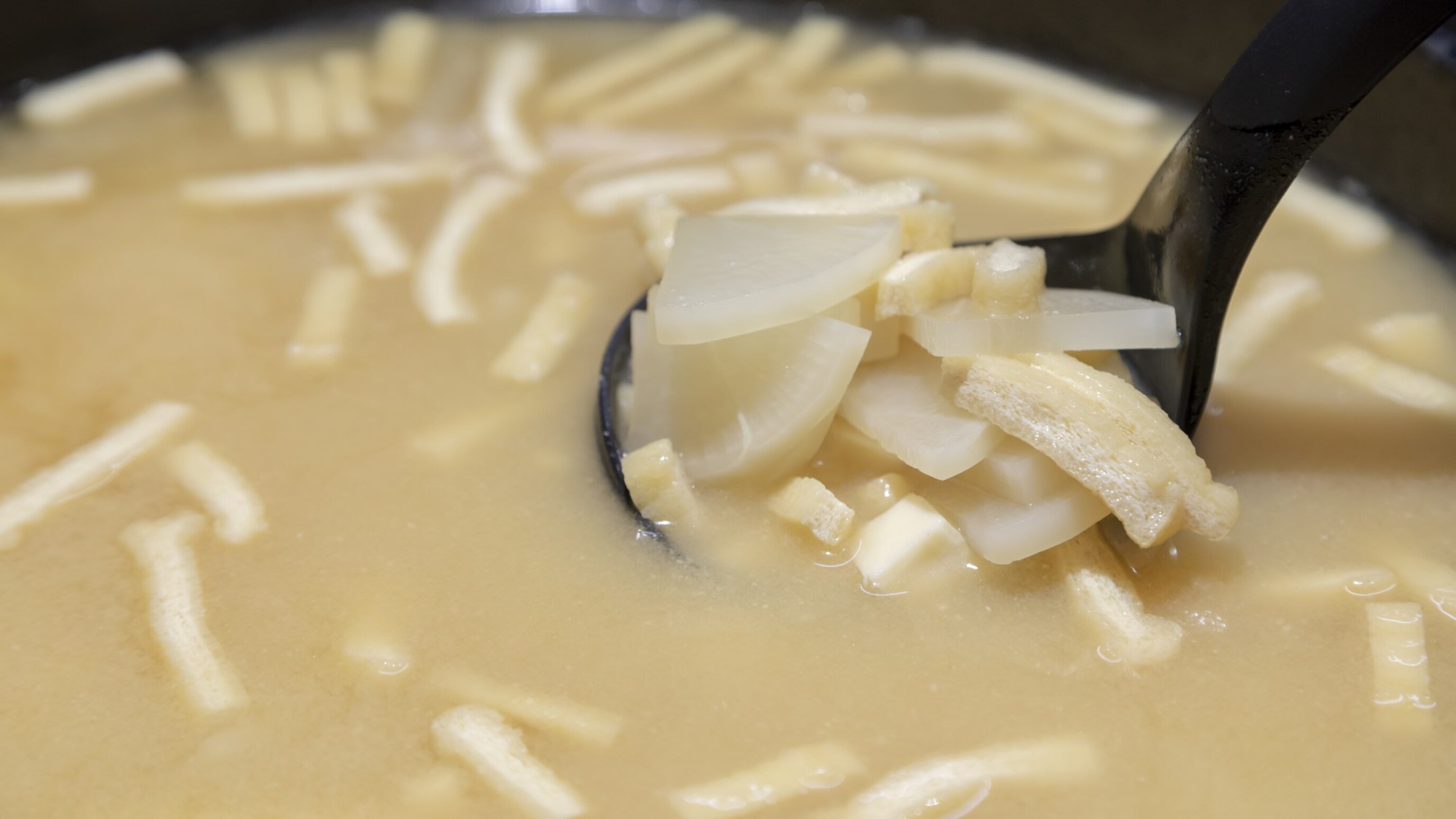 お味噌汁（大根・揚げ）※具は日替わりでご用意しています。