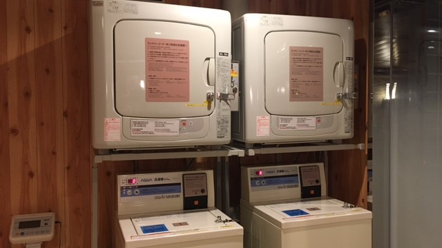 女性脱衣所内洗濯機(無料・洗剤自動投入)・乾燥機(30分100円)