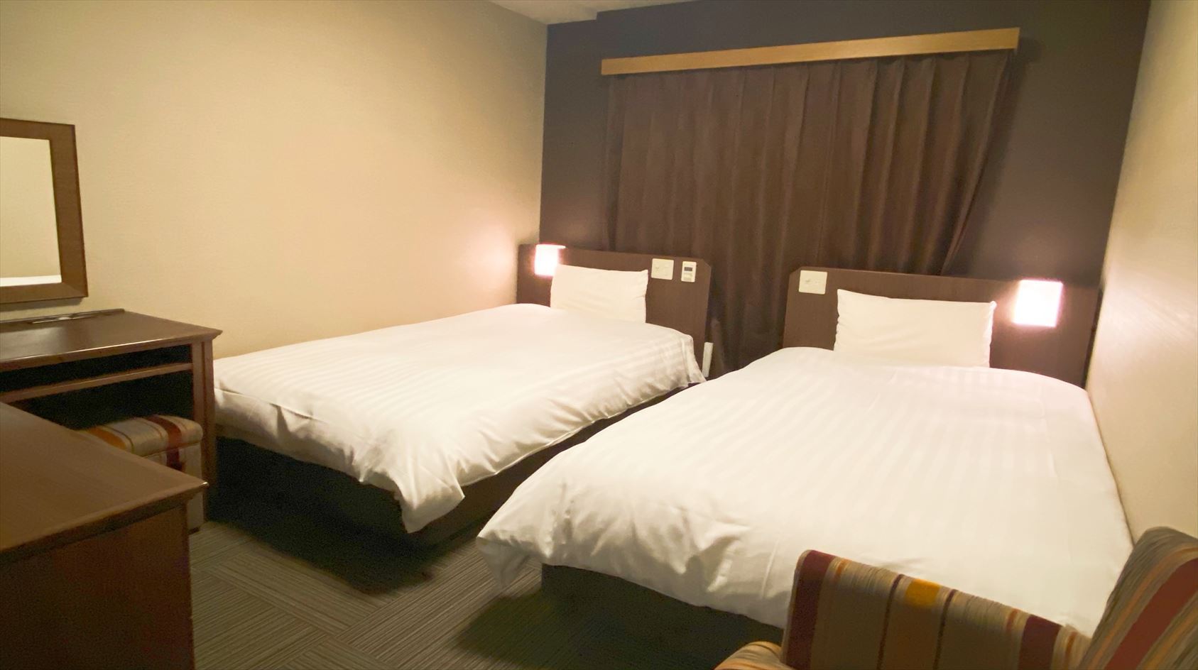 ツイン18.8㎡サータ社製ベッド(1250×;1950 2台）禁煙/喫煙