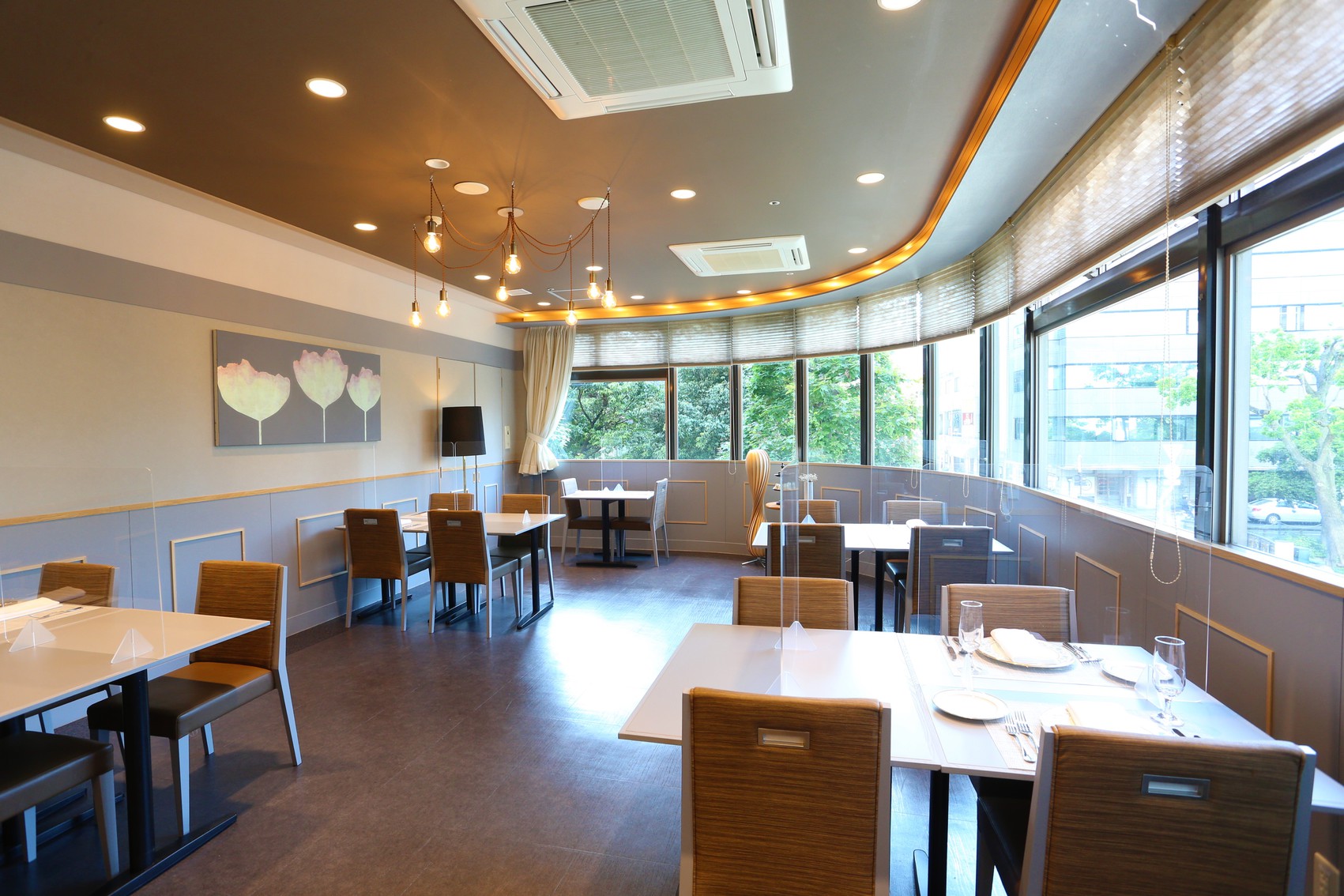 Restaurant巴緑道公園サイドのテーブル席