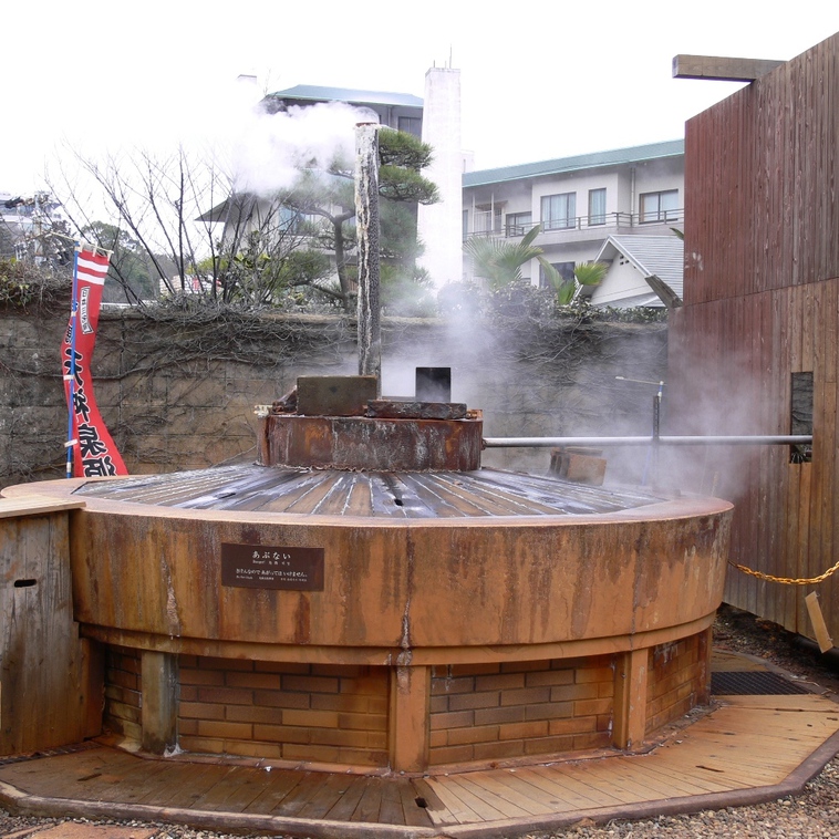 天神泉源高温の温泉が湧き、常にもうもうと湯気を上げる、有馬のシンボル的な泉源です（徒歩5分）