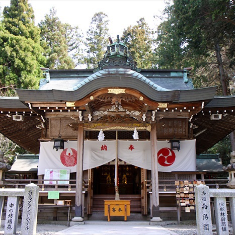 湯泉神社有馬の守護神として、また子宝の神様として親しまれている、由緒ある神社です（徒歩10分）