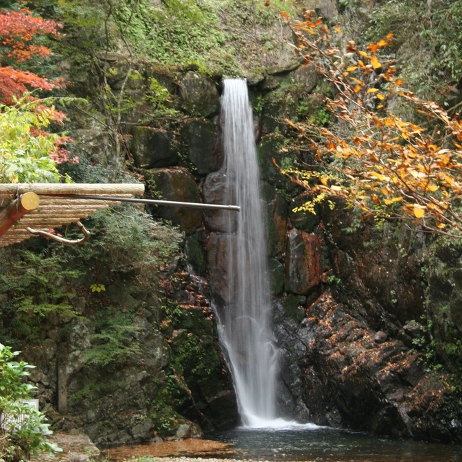 鼓が滝公園六甲山からの水が鼓を打つかのような音で流れ落ちていたことに由来する滝です（徒歩25分）