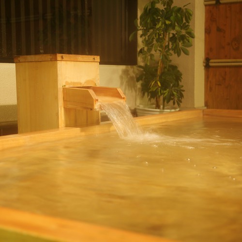 古代檜の露天風呂。木の香りを楽しんで…;