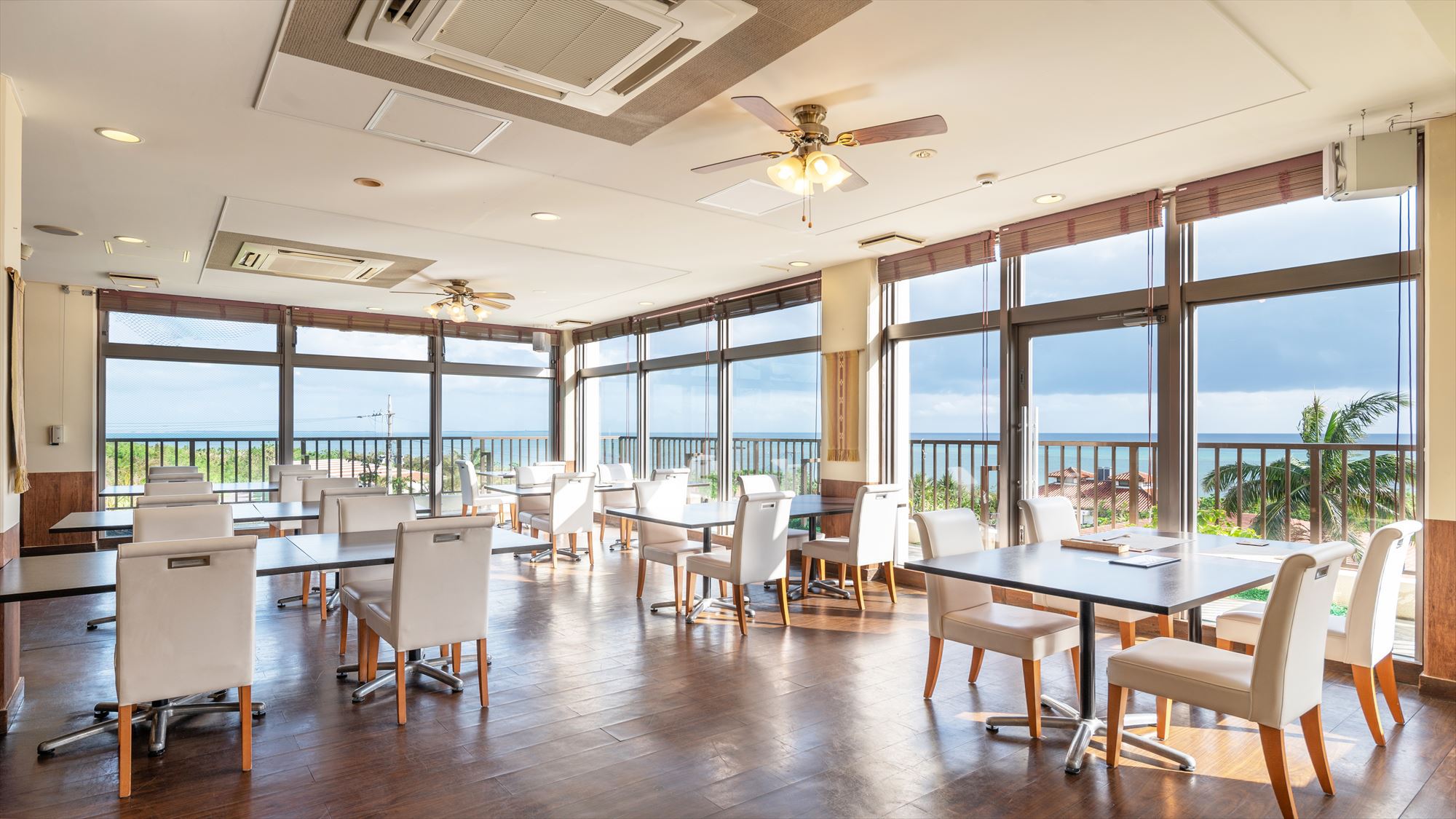 レストラン蘇芳/朝食は朝日を浴びながら海の風景が楽しめるオーシャンビューなレストラン