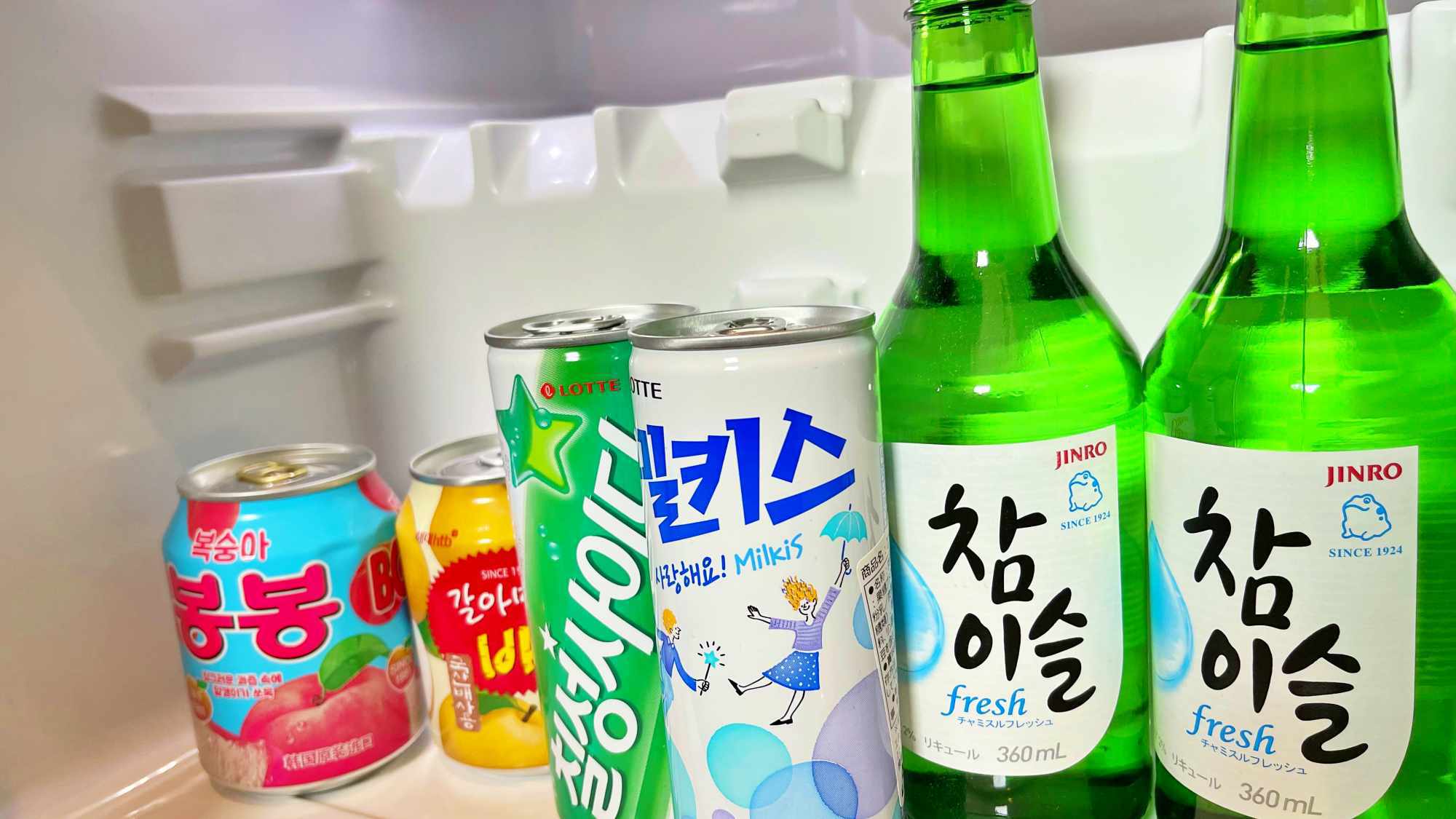 【渡韓ごっこプラン】冷蔵庫内のドリンクは韓国仕様。無料でお飲みいただけます。
