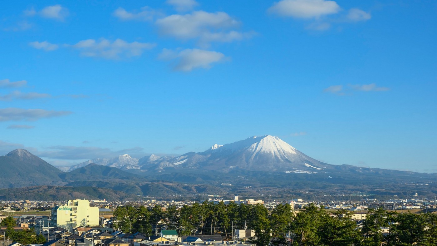 東館の客室、エレベーターホール、バンケットホールから秀峰大山を眺めることができます