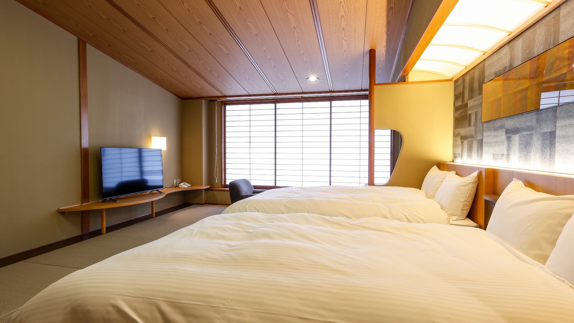 【ベッド付コンフォート和洋室】ゆったりベッドに日本海を望む明るいお部屋です