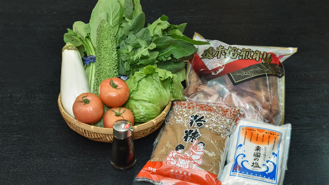 *こだわりの調味料／自然と健康に配慮した、地元沖縄の塩・黒糖・野菜を良質なものを厳選して使用。