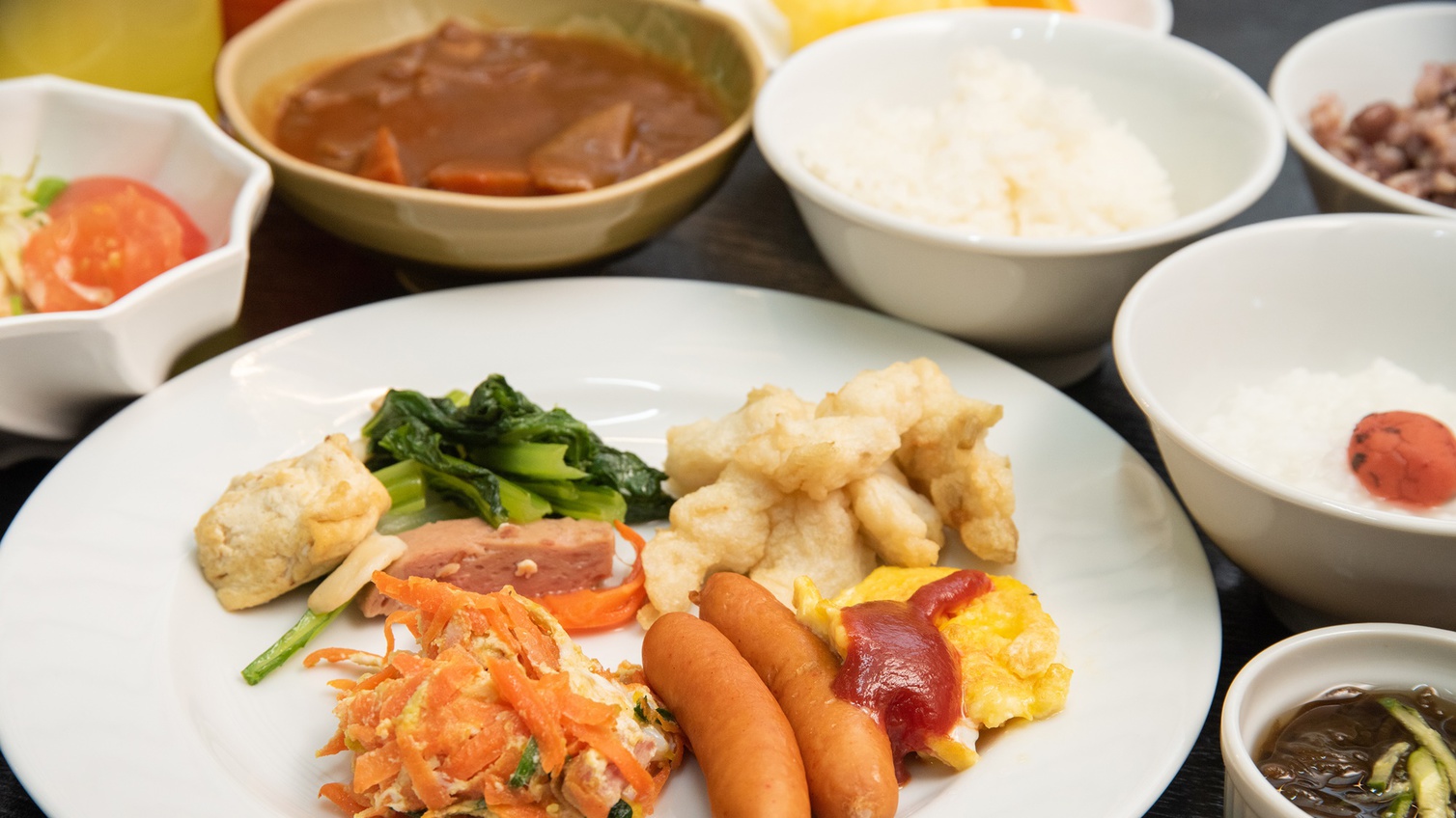 *朝食バイキング／地元沖縄の塩・黒糖・野菜を使った、素朴でやさしい味のお料理です。