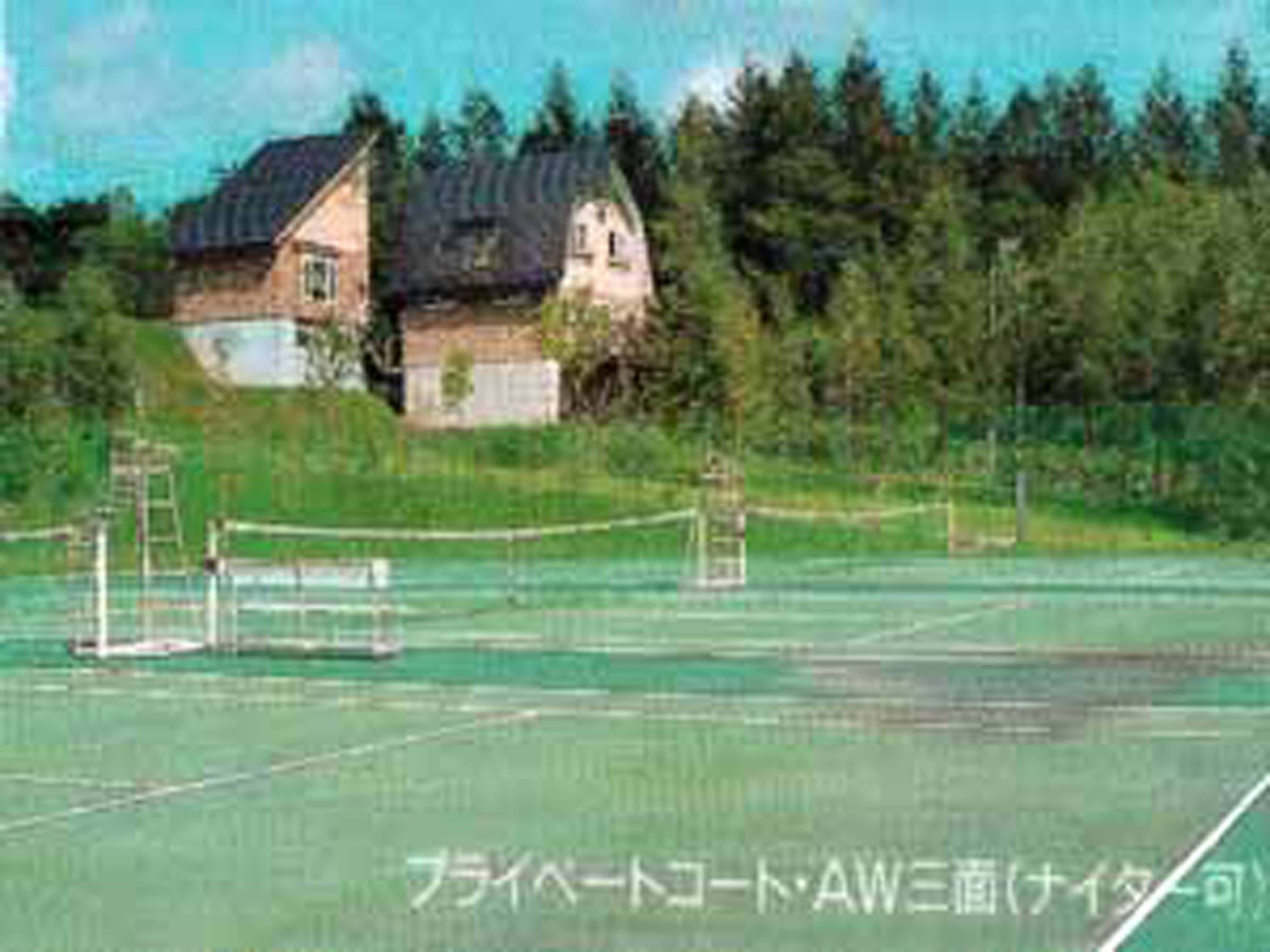コッテッジ　とテニスコート