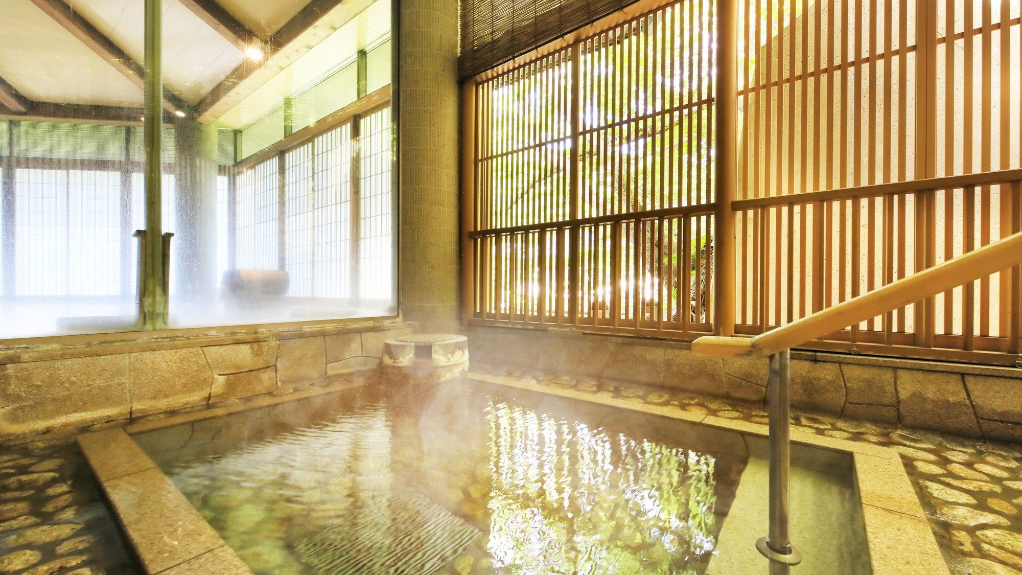 【3階 大浴場・楽山】大小様々な湯船で癒しのひとときをお愉しみください。