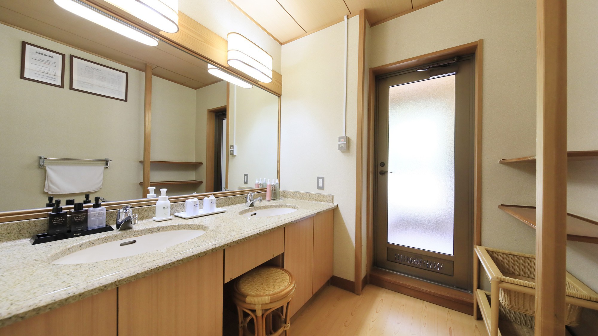 【温泉付 和室12畳】洗面台を2つ備え、忙しい朝でもお連れ様と同時に身支度も可能。