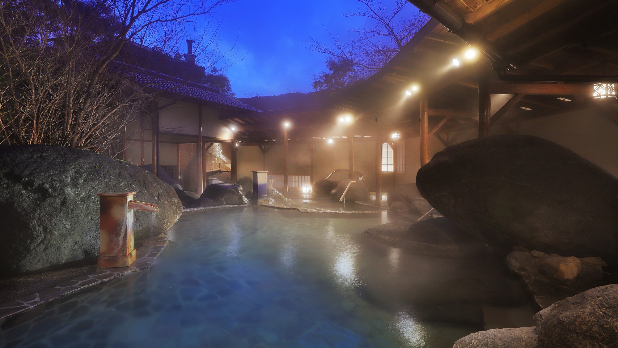 【1階 庭園大露天風呂・桜里の湯】夜はまた違った雰囲気で湯をご堪能いただけます