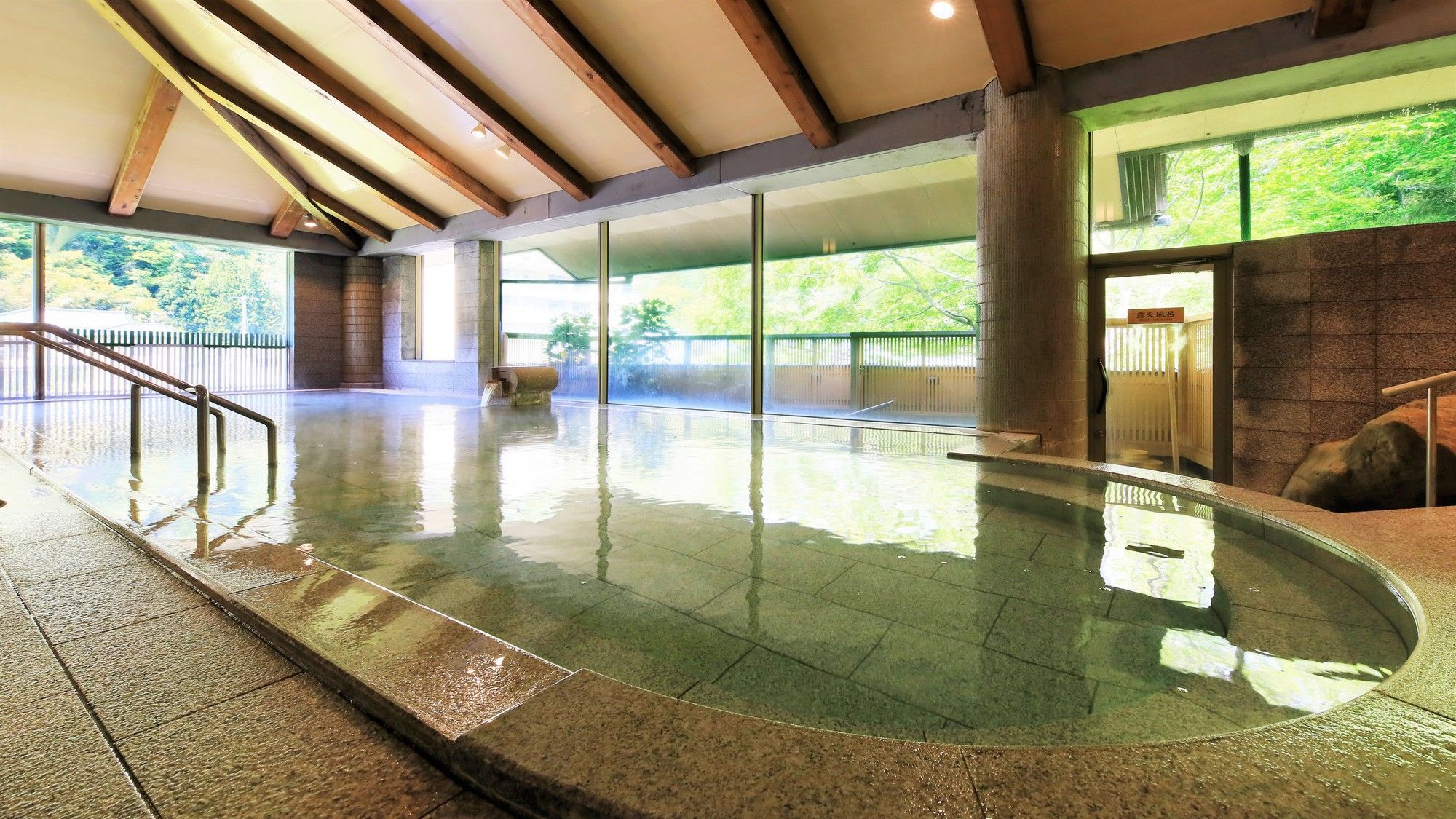 【3階 大浴場・楽水】広々とした大浴場で癒しのひとときをお過ごしください。