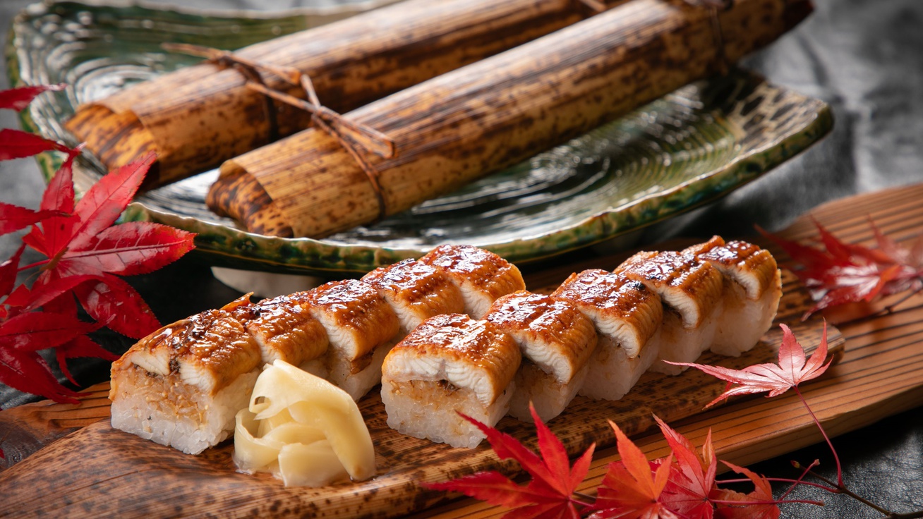 【鰻の棒寿司】当館ゆかりの斎藤茂吉がこよなく愛した鰻を、棒寿司でお召し上がりください。