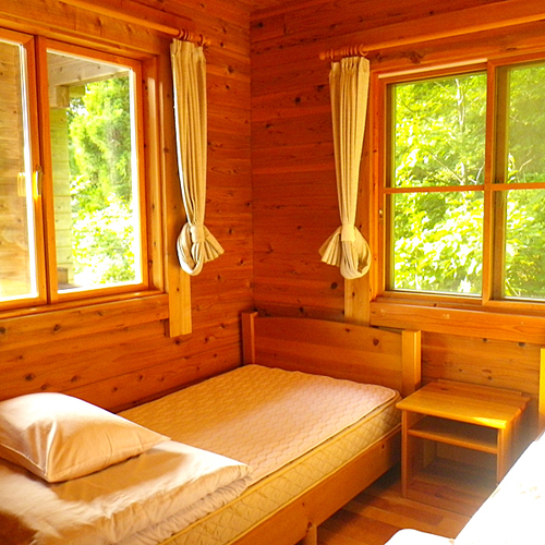 *コテージ（6名棟）一例/清潔感のある寝室