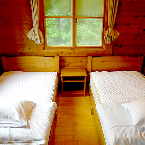 *コテージ（4名棟）一例/ベッドでぐっすり就寝