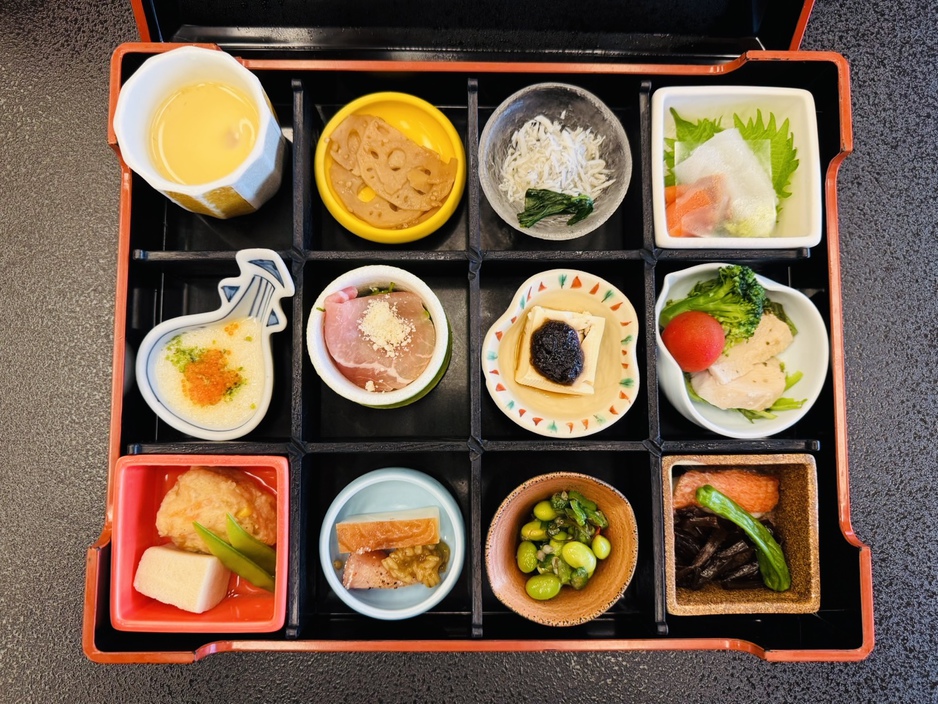 朝食膳とハーフバイキングをお楽しみください