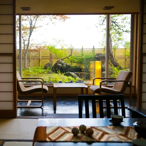 和室鶴の間緑を眺めながらゆったりとした時間をお寛ぎください。