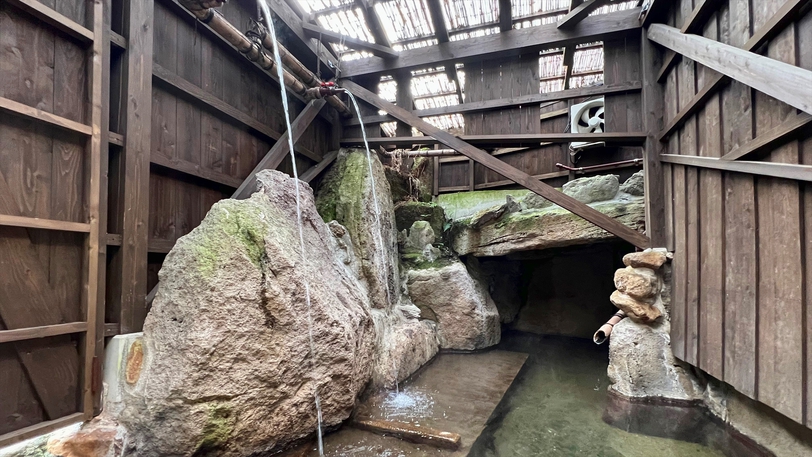 貸切風呂：打たせ湯がある「岩かがみ」