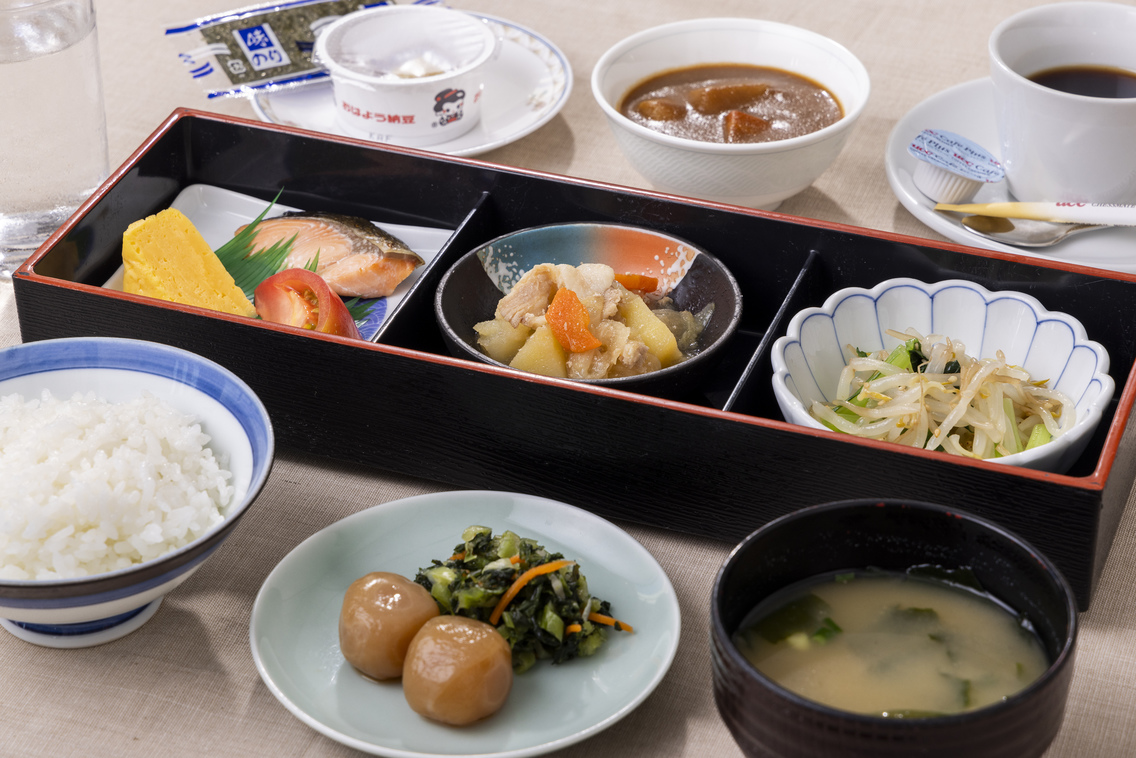 朝食和食を中心としたハーフバイキングでのご提供となります。