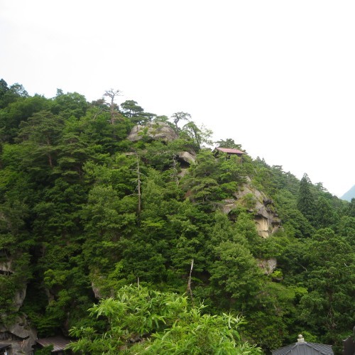 山寺「立石寺」芭蕉の句「静けさや岩にしみいる蝉の声」