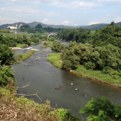 日本三大急流芭蕉の句「五月雨をあつめてはやし最上川」