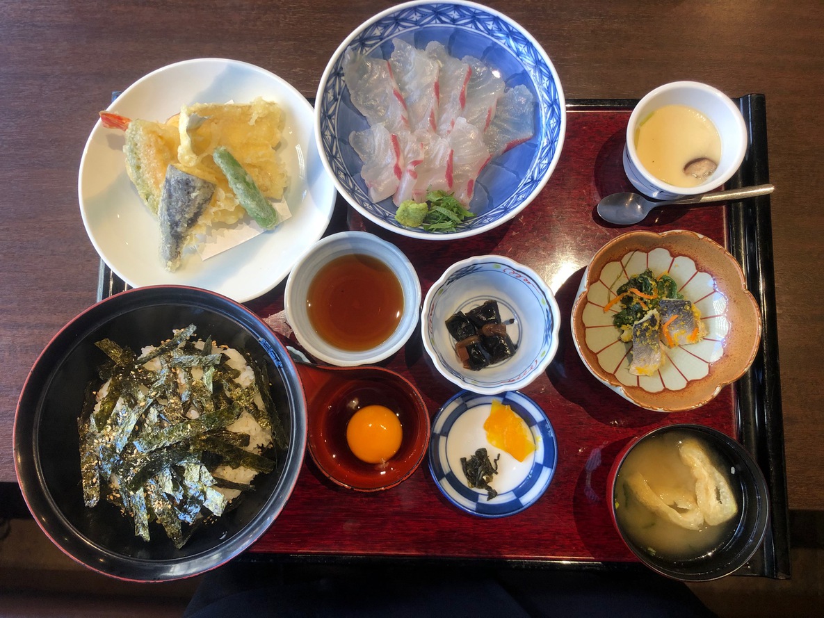 郷土料理さわふくの「鯛丼(宇和島風)」セットです。是非ご賞味ください♪