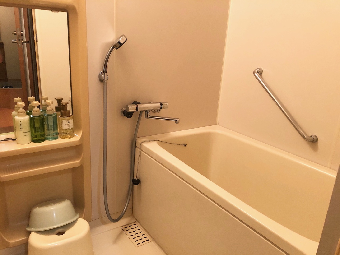 和室14帖『客室内の浴室』単独の浴室となっております。