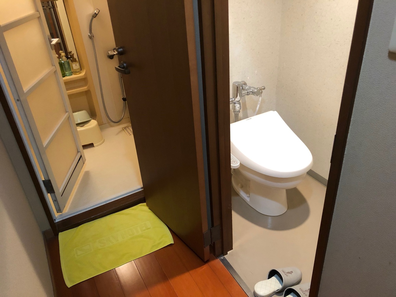 和室14客室内はトイレ(シャワートイレ)と浴室が別となっております。