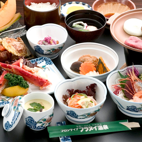 *【美食上膳】旬な食材を使用した和食膳に、かみふらの産の名産、豚肉陶板焼きが付いています。