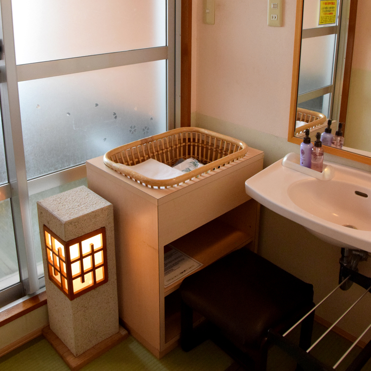 露天風呂付客室の洗面室一例