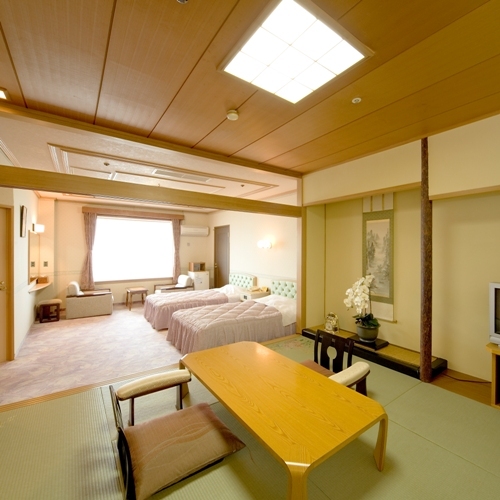 【海側特別室一例】和室８畳と洋間ツインの広々としたオーシャンビューのスイートルームです。