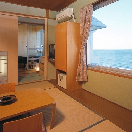 【海側露天付客室一例】窓と露天からは、日向灘を一望します！和室だから、のんびりお過ごしいただけます。