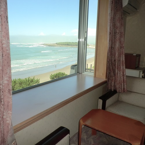 【特別室眺望一例】日向灘、水平線、青島を一望するオーシャンビュー。