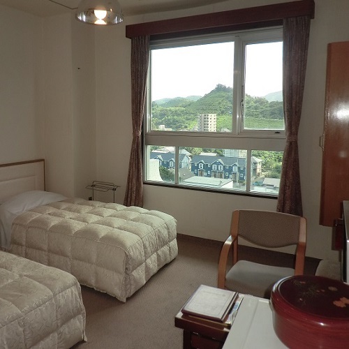 【ゴルフ場側洋室眺望一例】青島の街、山々を一望のマウンテンビュー。