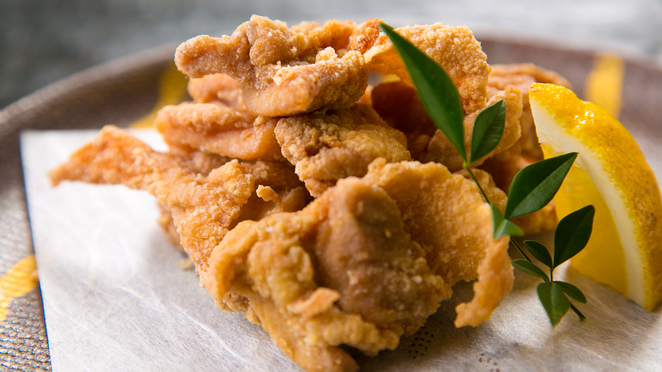 【会津地鶏の竜田揚げ】食べ応えのあるジューシーな味わい。ほのかに広がる甘味を唐揚げに凝縮！