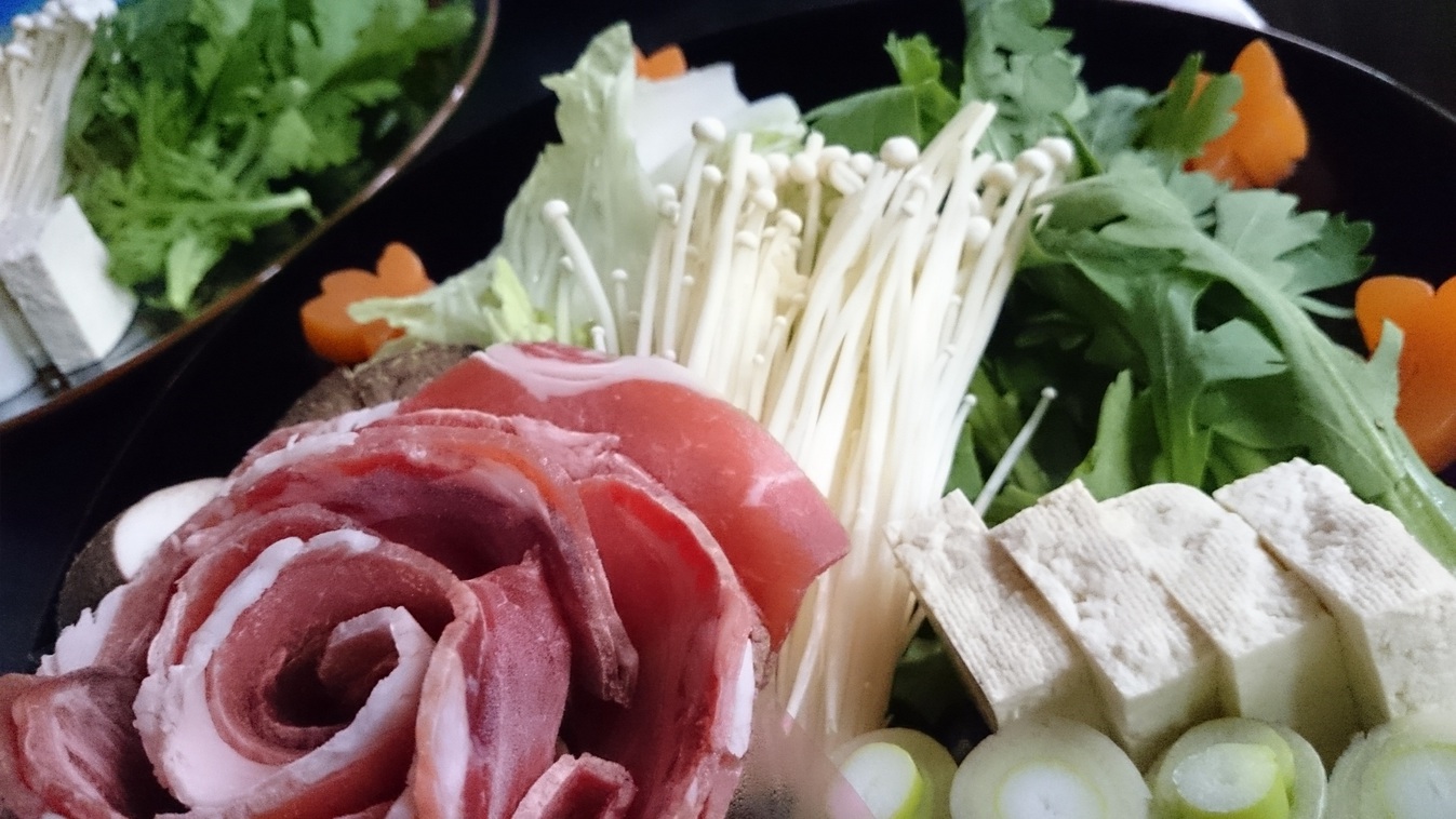 秋から春の初めは名物『猪鍋』。たっぷりの野菜やきのことともに、味噌仕立てのタレで煮込みます