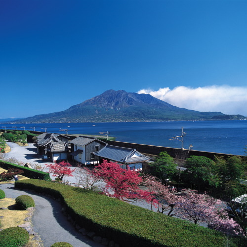 当館よりお車で約１５分、仙巌園