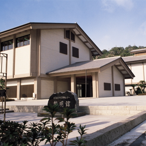 当館より徒歩約４分、鹿児島歴史資料センター「黎明館」